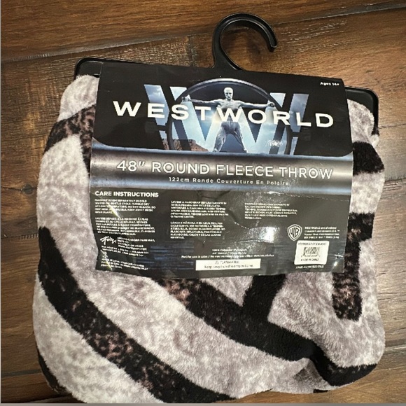 Westworld Fleece Throw Blanket Round Maze 48” WB New - Picture 3 of 3